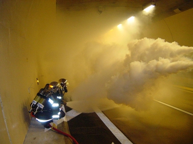 Obr. 3.3-1: Požárníci při bezpečnostním cvičení v tunelu
